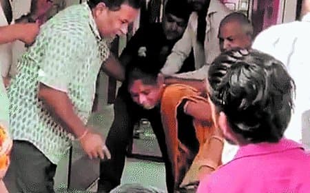 दुकानदारों ने पति-पत्नी को पीटा, धक्का दिया: