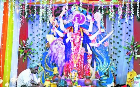 शारदेय नवरात्रि में आस्था का सैलाब: देवी मंदिरों व पंडालों में उमड़े भक्त, सतरंगी रोशनी से नहाया रीवा शहर