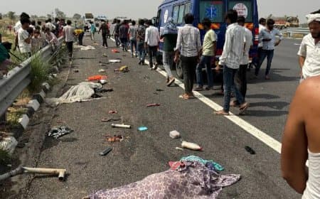 भिंड में हादसा.... कैंटर ने दो बाइक को मारी टक्कर... पांच लोगों की मौत