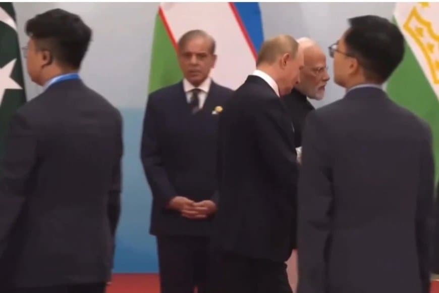 पाकिस्तान बेइज्जत... देखते रह गए शरीफ... सामने से निकल गए पुतिन-मोदी