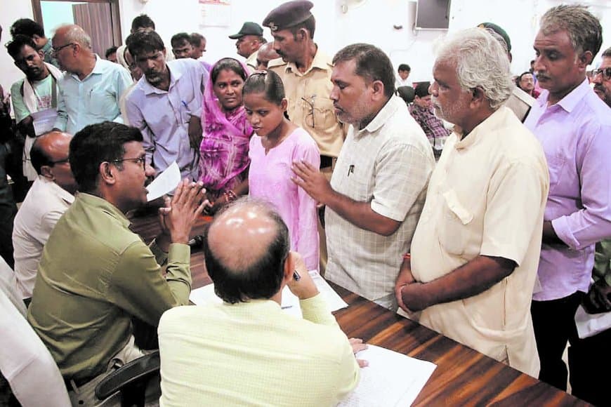 सतना जनसुनवाई : 134 आवेदकों ने रखी समस्याएँ, नेत्रहीन छात्रा शामुंडी की आपबीती सुन भावुक हुए कलेक्टर, जगतदेव तालाब संरक्षण व जमीन विवादों पर दिए निर्देश