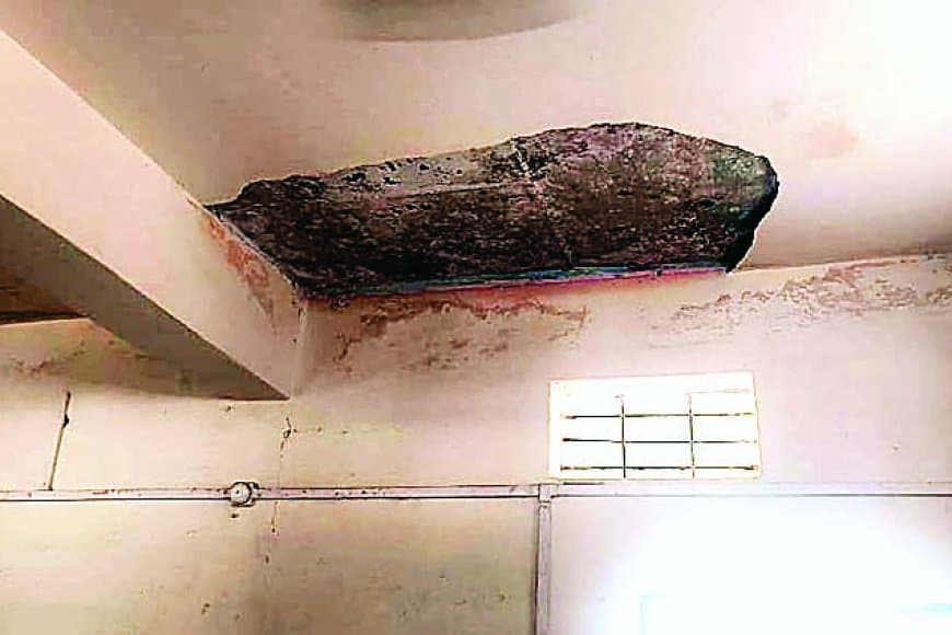 सीधी का शासकीय हाई स्कूल कोतर कला बदहाल सुविधाओं का शिकार: शौचालय कबाड़ में तब्दील, छात्रा पर छज्जा गिरा, डीईओ ने दिलाया सुधार का आश्वासन