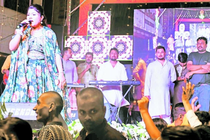 अमहिया के राजा गणेश पंडाल में इंडियन आइडल फेम वैशाली जैन की भजन संध्या, देर रात तक भक्त रहे मगन