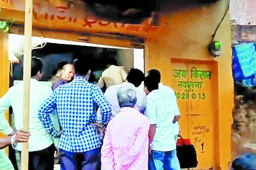 कोठी में दुकान सीज, लाइसेंस निरस्तीकरण का प्रस्ताव; किसानों से 500 रुपए प्रति बोरी वसूलते पकड़े गए विक्रेता