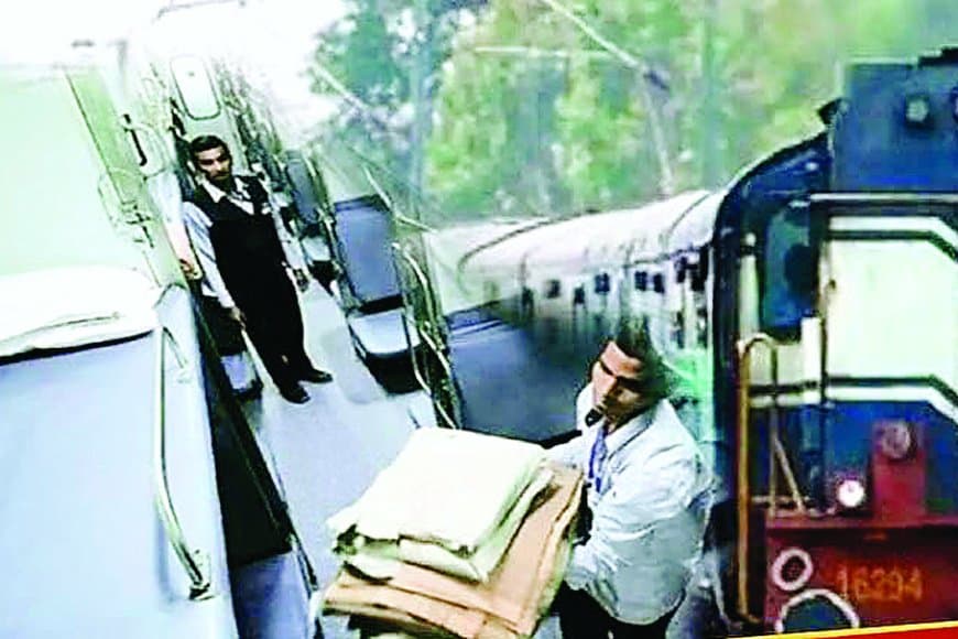 रीवा-इतवारी एक्सप्रेस में गंदे तकिये और चादर, रेलवे की लापरवाही पर भड़के यात्री