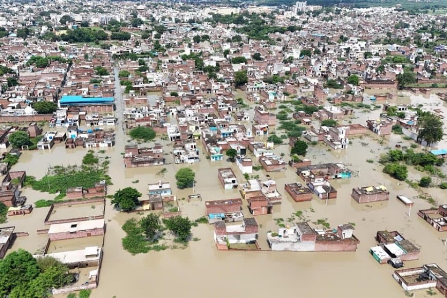 दिल्ली बनी दरिया... मझधार में जिंदगी... बाढ़ में डूबता पंजाब