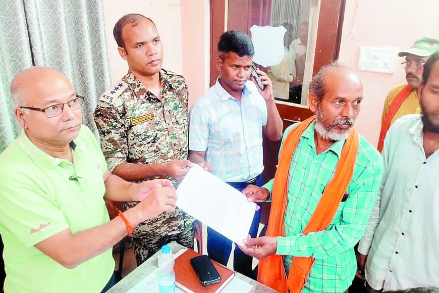सिंगरौली पुष्पेन्द्र हत्याकांड: आरोपियों की गिरफ्तारी की मांग पर थाना गेट पर धरना, पीड़ित परिवार को जान से मारने की धमकी