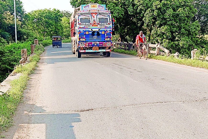 सेमरावल नदी पुल की टूटी रेलिंग बनी हादसों का निमंत्रण : सतना-चित्रकूट मार्ग पर श्रद्धालु और पर्यटक रोज गुजरते खतरे के साए में
