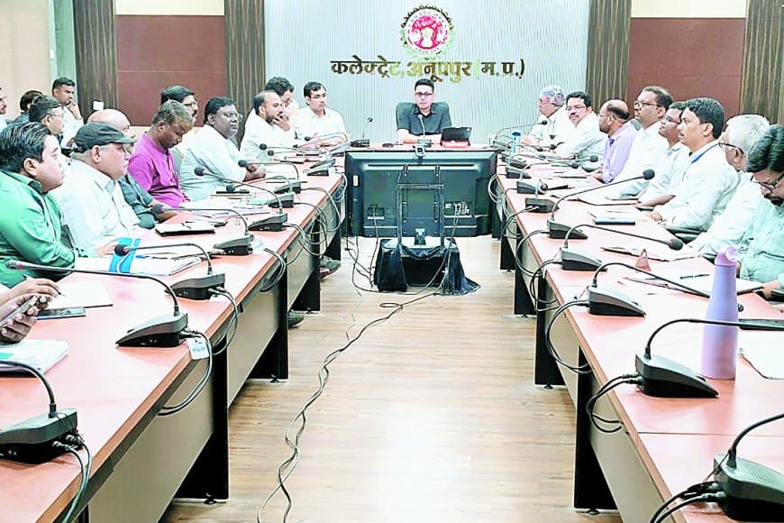 अनूपपुर कलेक्टर का निर्देश: ग्राम स्तर पर शिविर लगाकर किसानों को समय पर उपलब्ध कराएं किसान क्रेडिट कार्ड, सीएम हेल्पलाइन शिकायतों का भी गंभीरता से करें समाधान