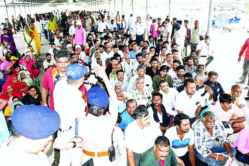 रीवा में यूरिया संकट जारी: डबल लॉक से एक दिन में 2244 किसानों को वितरण, स्टॉक 1245 एमटी, हंगामा और सड़क जाम तक
