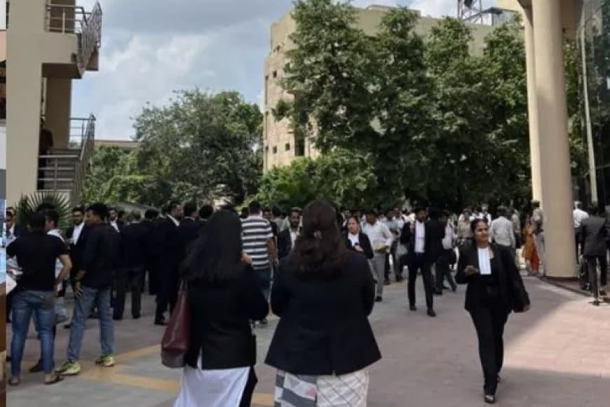 दिल्ली-बॉम्बे हाईकोर्ट में बम की धमकी... जजों ने खाली किया चेंबर... मची अफरा-तफरी 