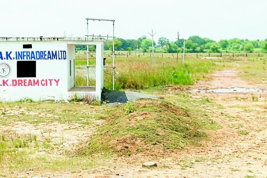 एनओसी के बिना जमीन का धंधा: यूपी की एके इन्फ्राड्रीम कंपनी के जाल में फंसे सैकड़ों किसान, राजस्व अधिकारियों की मिलीभगत से बढ़ रहा प्लॉटिंग घोटाला
