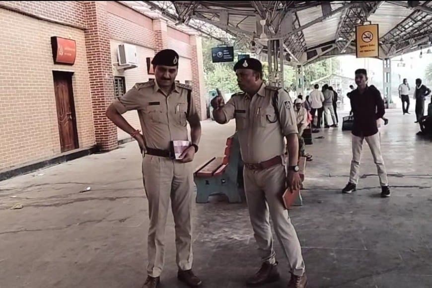 मृतक के शरीर पर मिले चाकू के 12 घाव, एक आरोपी को दबोचा