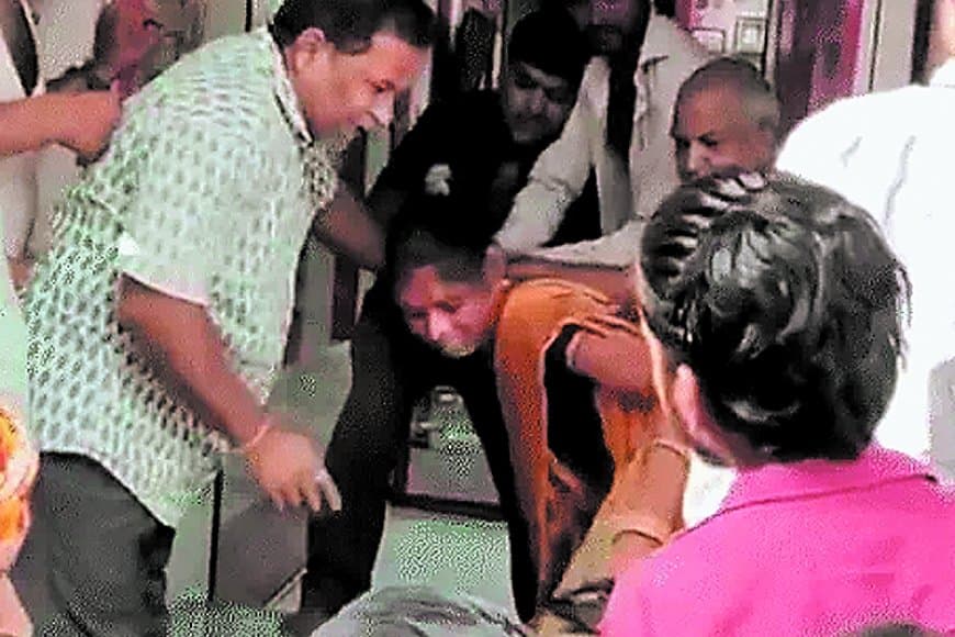 दुकानदारों ने पति-पत्नी को पीटा, धक्का दिया: