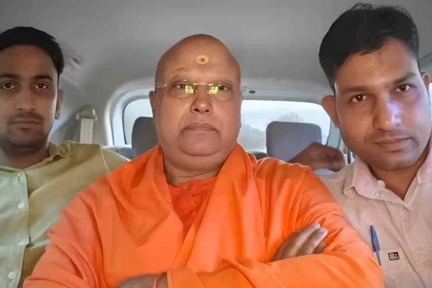 अंतत: पकड़ा ही गया स्वामी चैतन्यानंद... आधी रात पुलिस ने होटल से उठाया