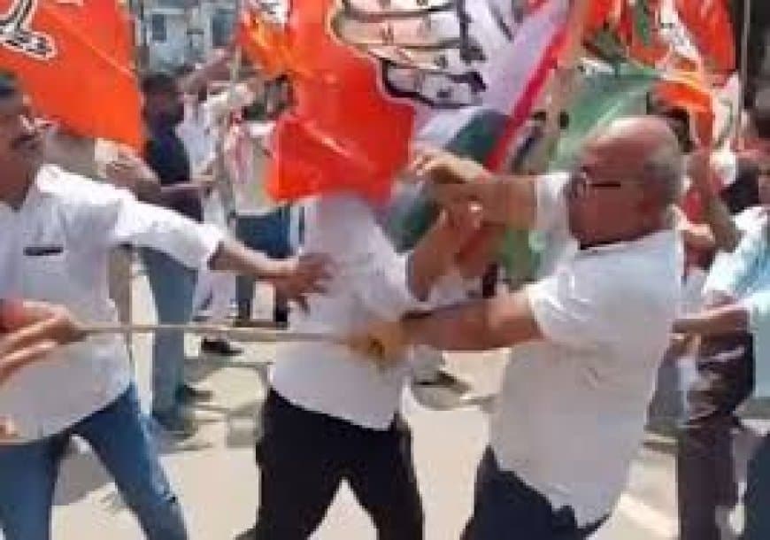 ग्वालियर में कांग्रेस दफ्तर के बाहर भाजपा का प्रदर्शन, दोनों पक्षों में जमकर हंगामा