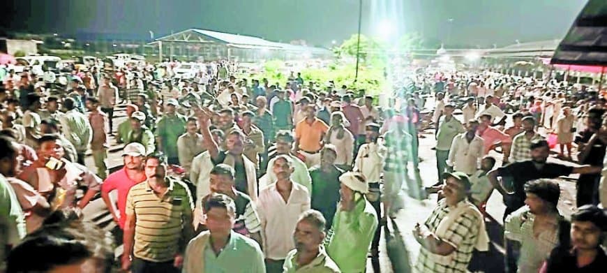 खाद वितरण में बवाल: करहिया मंडी में किसानों ने कर्मचारियों को किया बंद, पुलिस ने किया लाठीचार्ज