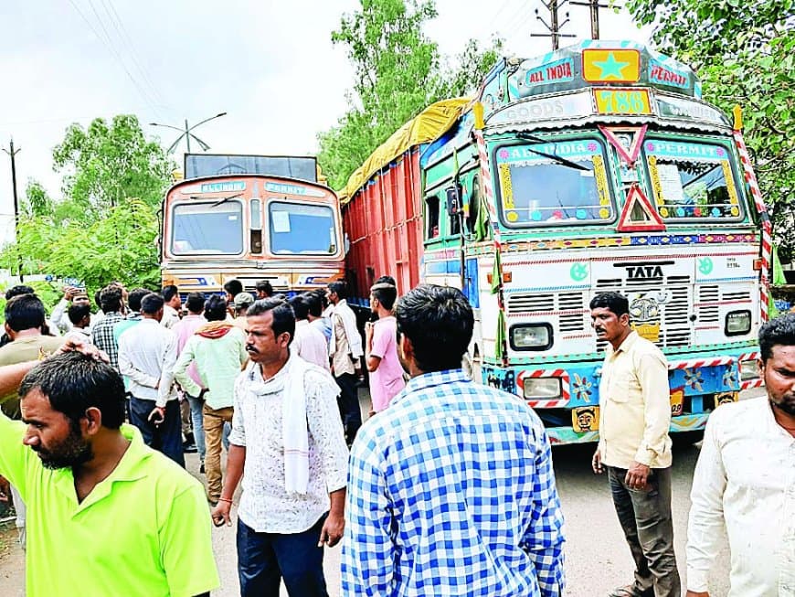 सतना में खाद संकट गहराया : किसानों ने ट्रकों को रोका, सड़क जाम; 5 हजार टोकन के बावजूद यूरिया वितरण में अव्यवस्था, पूर्व विधायक ने सौंपा ज्ञापन