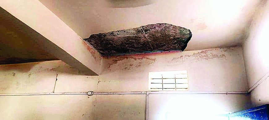 सीधी का शासकीय हाई स्कूल कोतर कला बदहाल सुविधाओं का शिकार: शौचालय कबाड़ में तब्दील, छात्रा पर छज्जा गिरा, डीईओ ने दिलाया सुधार का आश्वासन