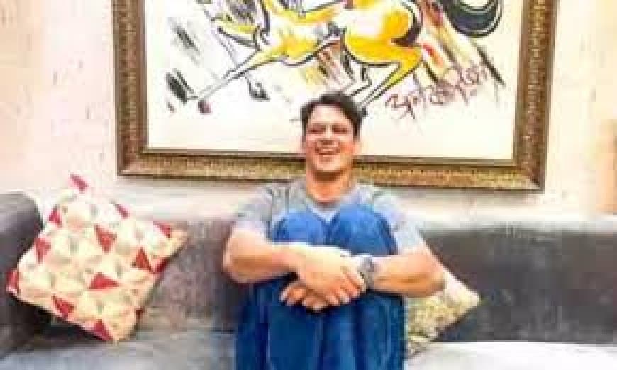 'मजनू भाई' की पेंटिंग के साथ विजय वर्मा, बोले- 'किसी पेंटिंग ने इतनी खुशी नहीं दी'