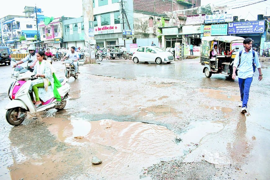 गड्ढों और कीचड़ में डूबा सतना शहर, बदहाल सड़कों से हादसे-बाजार दोनों चरमराए