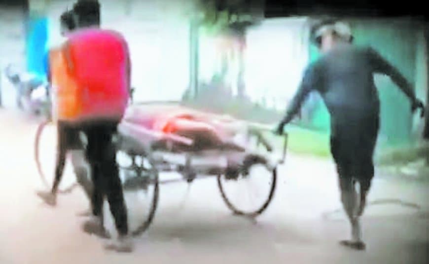 मऊगंज में मरीज को ठेले पर लादकर ले जाया गया अस्पताल, स्वास्थ्य व्यवस्था पर उठे सवाल