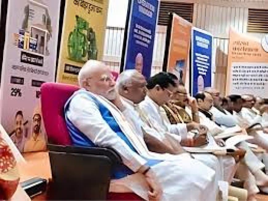 पीएम मोदी की सादगी: बीजेपी सांसदों की कार्यशाला में पीछे की सीट पर बैठे 