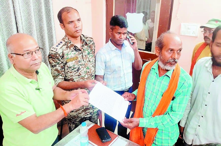 सिंगरौली पुष्पेन्द्र हत्याकांड: आरोपियों की गिरफ्तारी की मांग पर थाना गेट पर धरना, पीड़ित परिवार को जान से मारने की धमकी