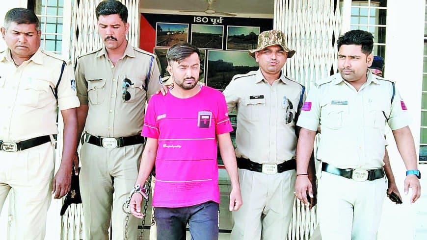 धर्म परिवर्तन से इंकार पर दिव्यांग युवती को ब्लैकमेल कर ऐंठे 4 लाख, गहने लेने पहुंचा आरोपी पब्लिक की मदद से पुलिस के हत्थे चढ़ा