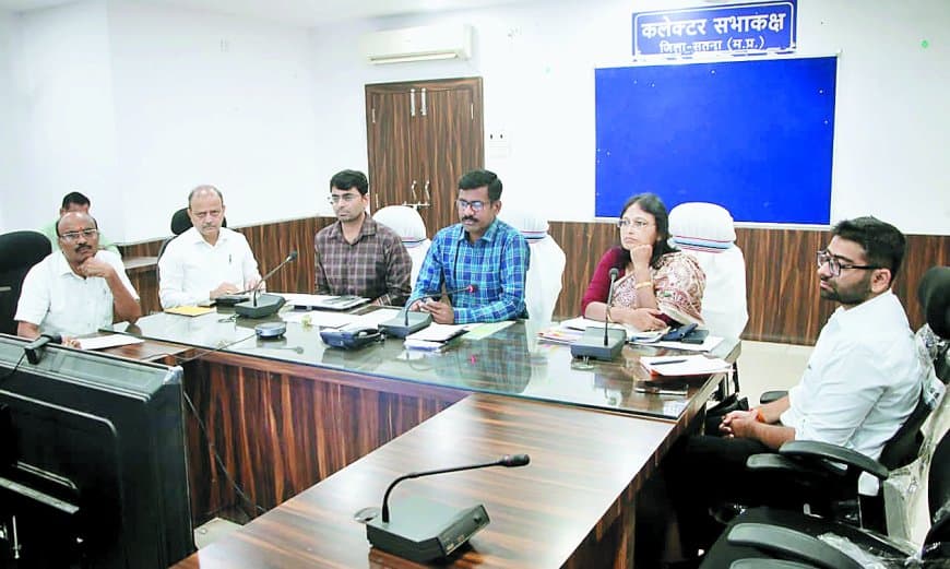 सतना कलेक्टर का सख्त संदेश: विकास और परियोजना कार्यों में विलंब बर्दाश्त नहीं, लापरवाह अधिकारियों पर गिरी गाज