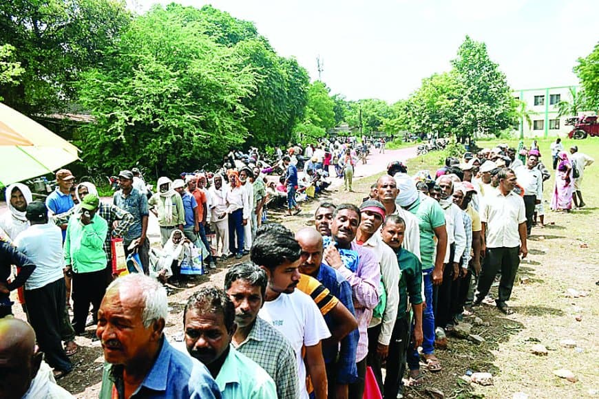 खाद संकट से सतना के किसान बेहाल: सड़क पर उतरे, टोकन वितरण रोका, खून से लिखी चिट्ठी बनी सुर्खी