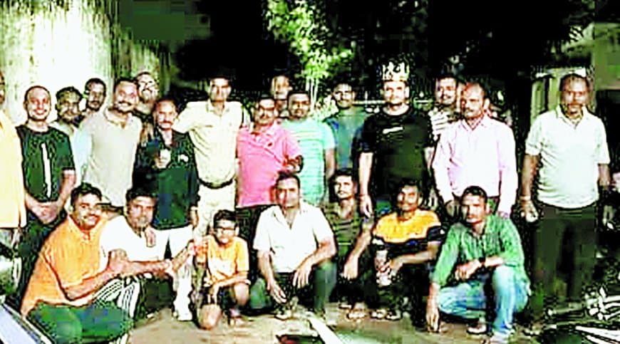 सतना जेल प्रहरी का ‘बुलेट राजा’ अंदाज: हिस्ट्रीशीटरों संग वर्दी में बर्थडे पार्टी, वीडियो वायरल