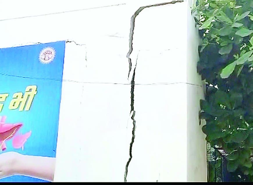 रीवा का 150 करोड़ का सुपर स्पेशलिटी अस्पताल बना खतरे का घर, पिलर-दीवार में दरार, मरीजों पर मंडराया हादसे का साया