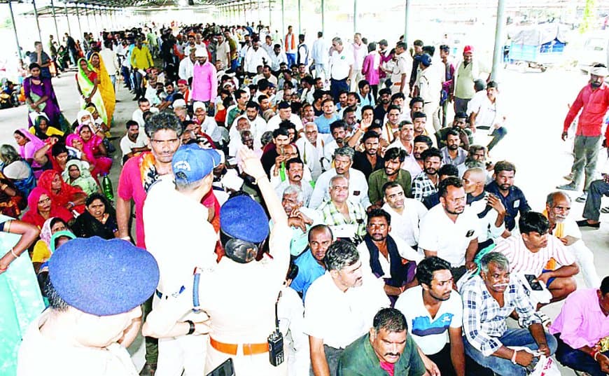 रीवा में यूरिया संकट जारी: डबल लॉक से एक दिन में 2244 किसानों को वितरण, स्टॉक 1245 एमटी, हंगामा और सड़क जाम तक