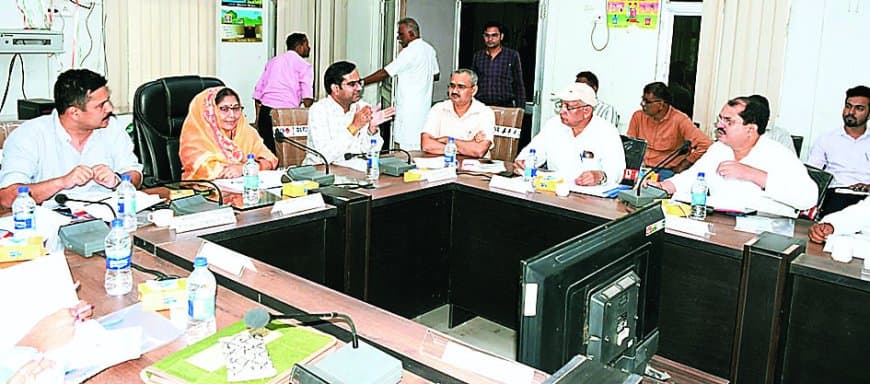 रीवा जिले में सड़कों की खस्ताहाल पर मचा बवाल: जिला पंचायत की बैठक में हंगामा, 147 नई सड़कों को मिली मंजूरी