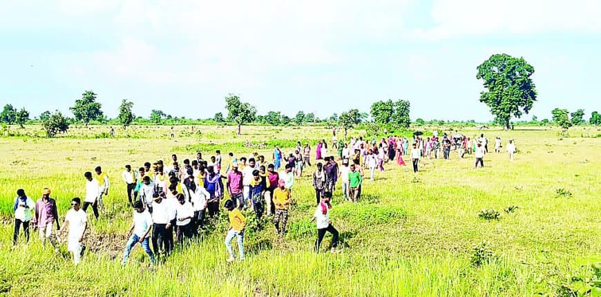 कैम्हा गांव में आदिवासियों की जमीन पर वन विभाग का कब्जा, भड़क रहा विवाद