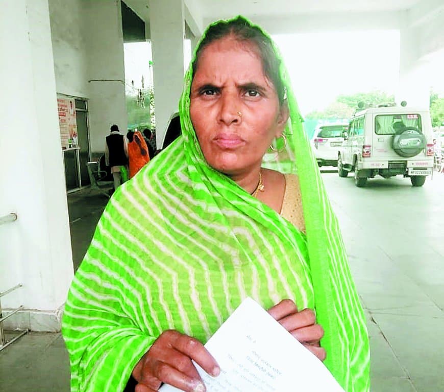 क्लाउड टेक कंपनी में मजदूरों का संगठित शोषण: पासबुक-एटीएम जब्त कर वेतन में धांधली, कलेक्टर जनसुनवाई में पहुंचे पीड़ित ऑपरेटर