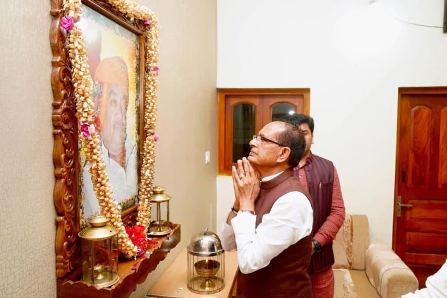 सतना प्रवास में दिनभर व्यस्त रहे केंद्रीय कृषि मंत्री शिवराज सिंह चौहान – दिवंगत नेताओं को श्रद्धांजलि, किसानों से संवाद और पूर्व विधायकों का हालचाल लिया