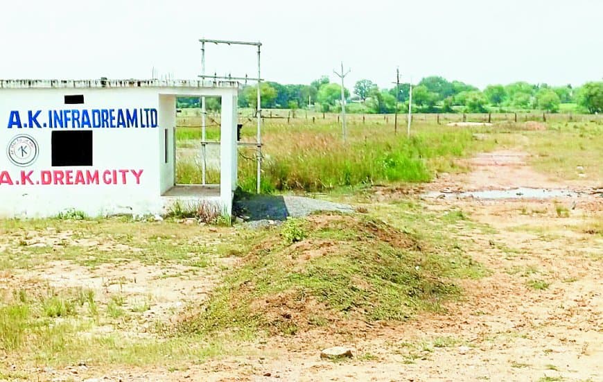 एनओसी के बिना जमीन का धंधा: यूपी की एके इन्फ्राड्रीम कंपनी के जाल में फंसे सैकड़ों किसान, राजस्व अधिकारियों की मिलीभगत से बढ़ रहा प्लॉटिंग घोटाला