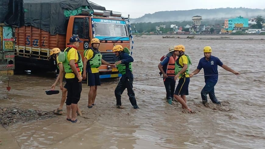 देहरादून... सहस्त्रधारा में फटा बादल... मचाई तबाही... कई लोग लापता 