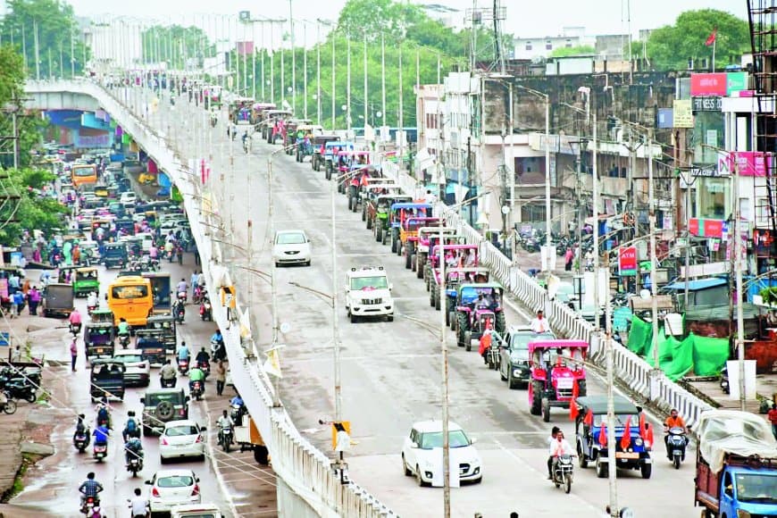 मांगों को लेकर सड़कों पर उतरे किसान, सौंपा पीएम-सीएम के नाम ज्ञापन, ट्रैक्टर रैली से शहर में घंटों जाम