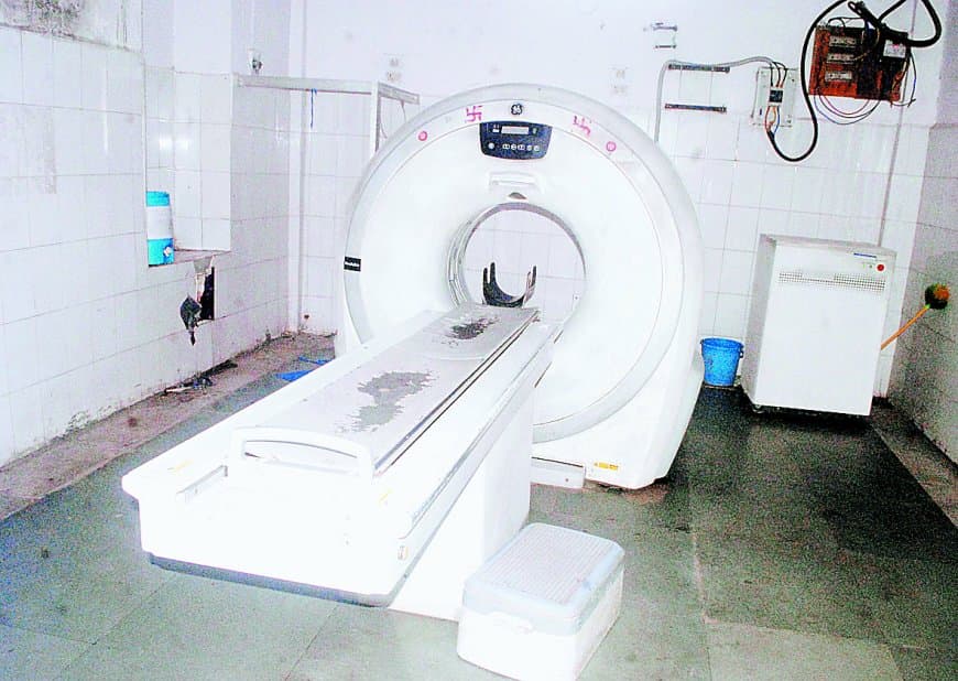 जिला अस्पताल की सीटी स्कैन मशीन एक सप्ताह से बंद, रोजाना 50 से ज्यादा मरीज परेशान, निजी केंद्रों पर महंगे दामों में कराने को मजबूर