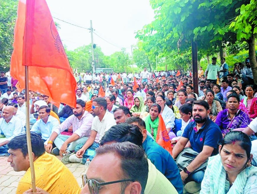 संविदा स्वास्थ्य कर्मियों की हुंकार: सतना-मैहर के 500 से अधिक कर्मियों ने राजधानी में एनएचएम कार्यालय का घेराव कर संविलयन