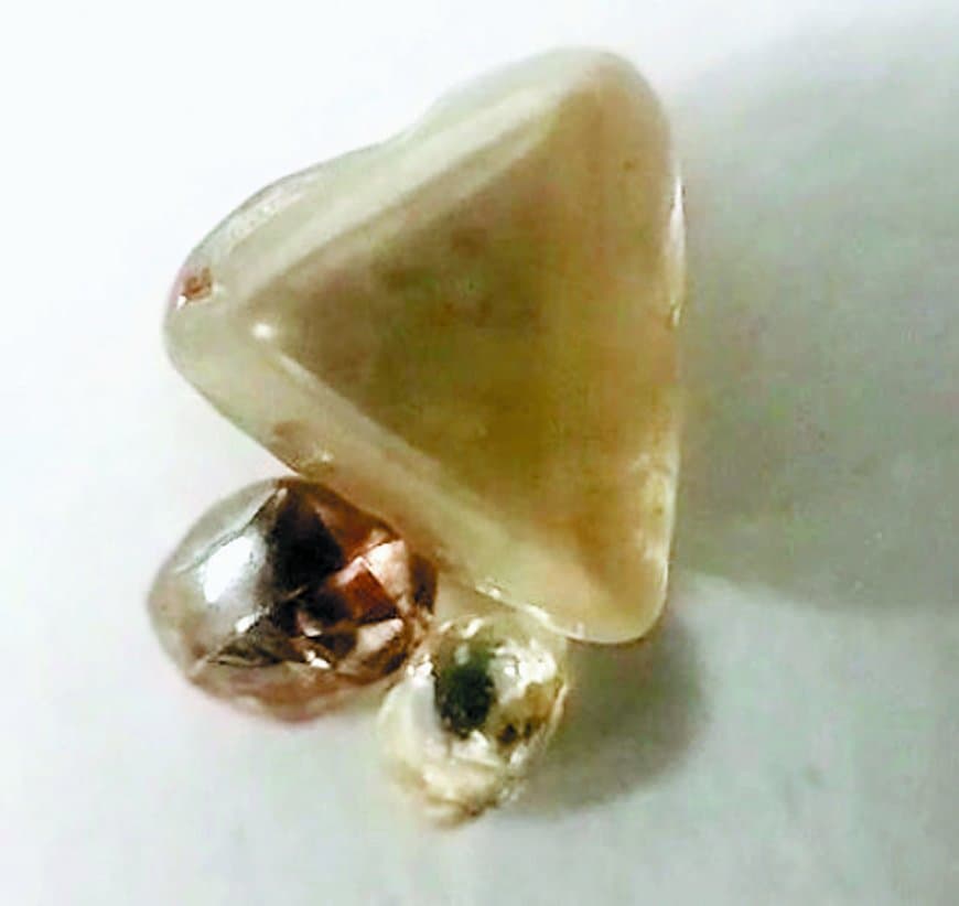 गरीबी से जूझ रही आदिवासी महिला की किस्मत बदली, पन्ना की धरती से एक साथ मिले तीन कीमती हीरे