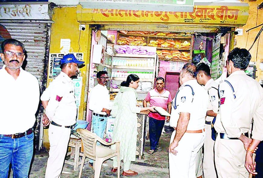 रीवा में एसडीएम ने मुंह बांधकर की खाद खरीद की कोशिश, ब्लैक मार्केटिंग करते रंगेहाथ पकड़ा दुकानदार, दुकान सीज