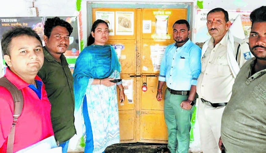 डबल रेट पर यूरिया बेचता पकड़ा गया संचालक, दुकान सीज - गंगेव में भी 500 रुपये में बिकी पूरी खेप, प्रशासन पर उठे सवाल