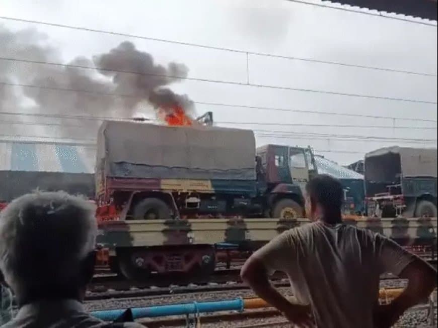 उज्जैन... शुक्र है... प्लेटफॉर्म पर दूसरी ट्रेन नहीं थी.. मालगाड़ी में लोड सेना के ट्रक में लगी आग