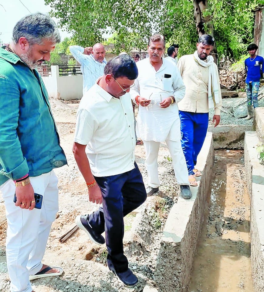 मेयर की ठोकर से खुली नगर निगम की पोल: 49 लाख की नाली एक झटके में धराशाई, घटिया निर्माण कार्य पर संविदाकार और इंजीनियर को जमकर फटकार