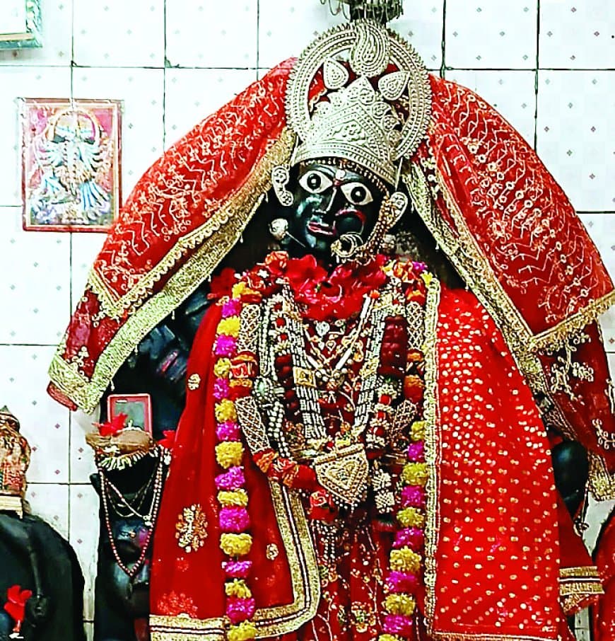 नवरात्रि में आस्था का अद्भुत संगम: पाथर कछार में सजा मां काली का दिव्य दरबार, श्रद्धालुओं की उमड़ी अपार भीड़ और प्राचीन कथा का जीवंत साक्ष्य
