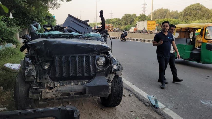 डिवाइडर से टकराई थार... पांच लोगों की मौत